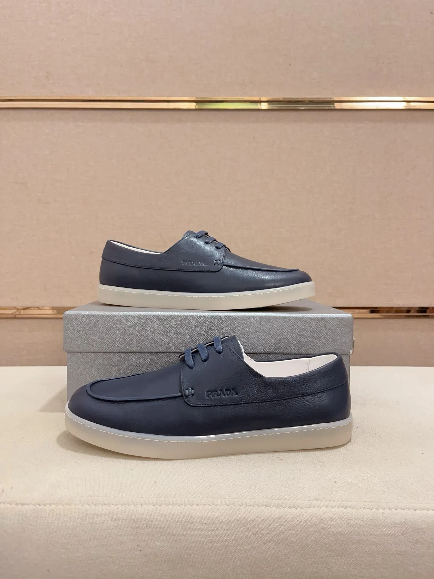 Men's shoes 💰 540💰 ✔️✔️✔️Higher version High-quality new PRADA (Prada) counters are launched at the same time. The new men's shoes and 😘 fabrics are made of high-tech glue-making technology. Lining: Full cowhide lining. 👍🏿 High-end ☄️ air-cushion molded anti-slip rubber outsole, exquisite lines, simple and elegant, comfortable and high-end for leisure travel. Code number: 38 to 44 (45 can be customized and cannot be returned or exchanged)